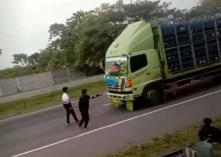 Ikut Trend, Bocah Nekat Hadang Truk di Jalan Tol