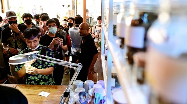 Hari Pertama Dilegalkan, Warga Thailand Antre Beli Minuman Ekstrak Hingga Permen Ganja