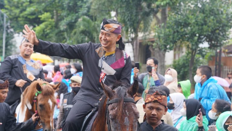 Hadiri Helaran HJB ke 540, Dandim 0606 Menunggangi Kuda Menuju Alun-alun Kota Bogor