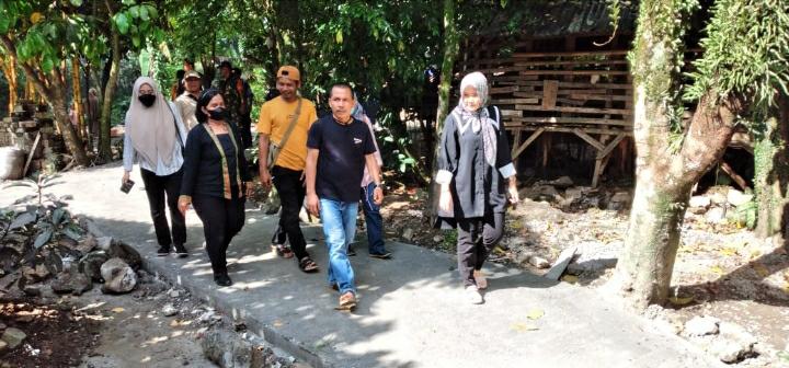 Camat Sukaraja Monitoring Pembangunan Jalan Lingkungan di Desa Cilebut, Harus Sesuai RAB