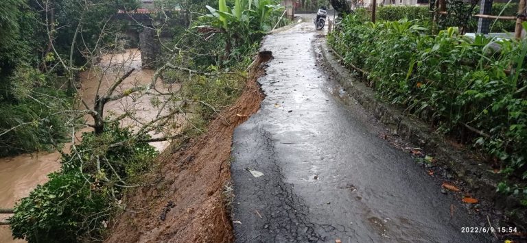 Akibat Sungai Cibeureum Meluap, TPT Ambruk Ancam Rumah Warga