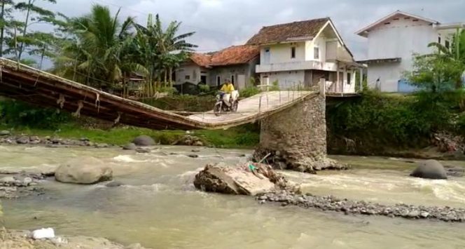 
 Kondisi Jembatan di Kampung Cilame,yang Nyaris Ambruk dan Membahayakan. (Ruslan/Bogordaily.net)