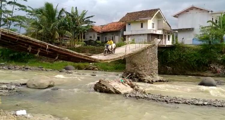 Diterjang Derasnya Sungai Ciburian, Jembatan Penghubung Antar Kampung Nyaris Ambruk