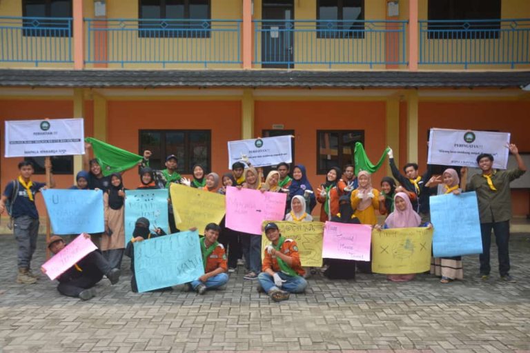 Peringati Hari Lingkungan Hidup, Mapala IUQI Bogor Bersihkan Aliran Irigasi