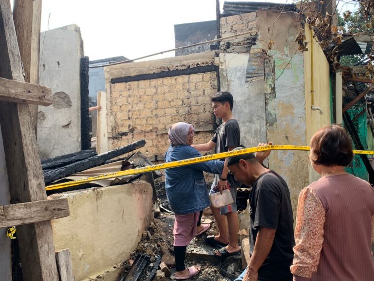Isak Tangis Pemilik Rumah Pecah Melihat Rumahnya Habis Terbakar