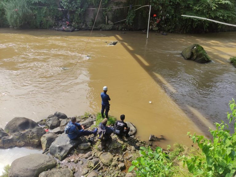 Tim Gabungan Damkar Kota Bogor Lakukan Pencarian Buaya di Sungai Cisadane