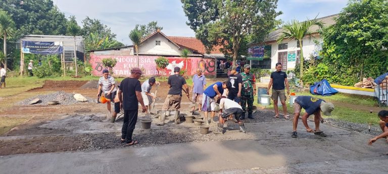 Babinsa Bantarjati Bersama Warga Kerja Bakti Bangun Lapangan Voli