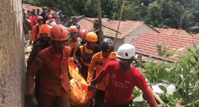 
 Petugas Tim SAR gabungan mengevakasi korban yang tertimbun longsor di Kampung Muara, Desa Cibunian, Kecamatan Pamijahan Kabupaten Bogor.(Ruslan/Bogordaily.net)