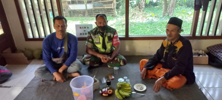 Jalin Komunikasi dengan Warga, Babinsa Kelurahan Bojongkerta: TNI Harus Dekat dengan Rakyat