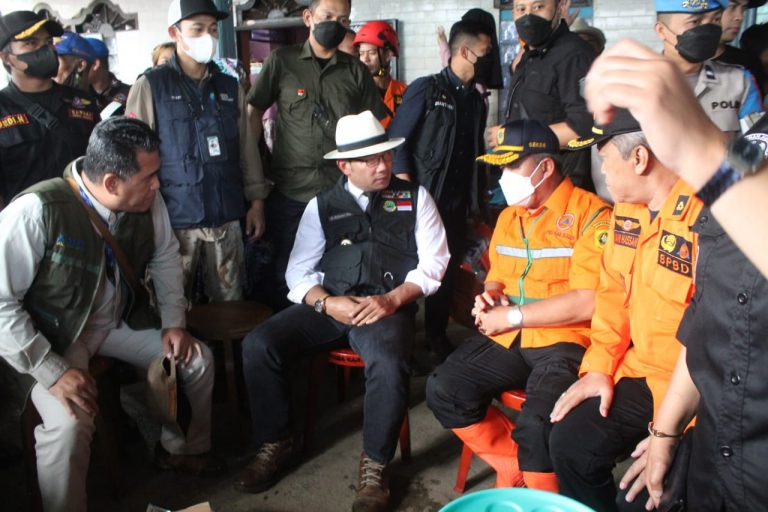 Ridwan Kamil Didampingi Atalia Praratya Kunjungi Lokasi Banjir Bandang di Kampung Cisarua