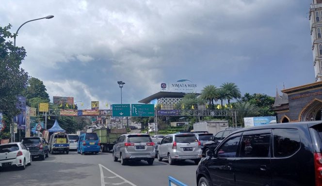 
 Arus lalu lintas di Simpang Gadog mengalami kemacetan pada Senin, 27 Juni 2022. (Irfan/Bogordaily.net)