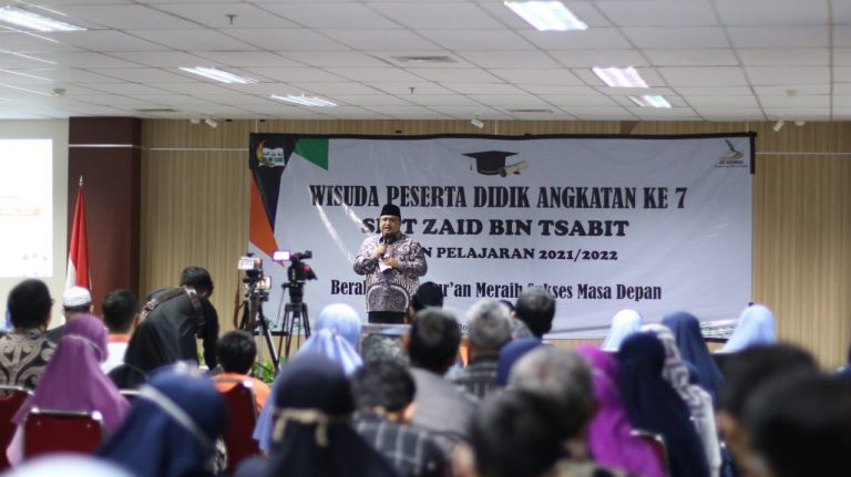 Hadir di Wisuda SDIT Zaid Bin Tsabit, Atang Trisnanto Optimis Indonesia Emas di 2045