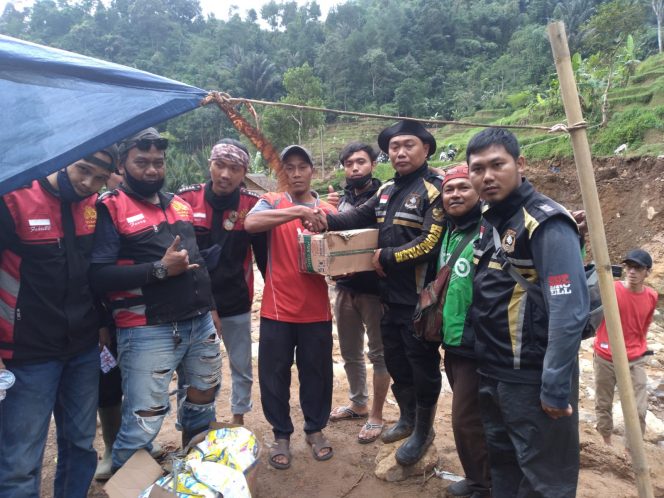 
 Warga Kampung Pasir Eurih yang Terdampak Banjir Menerima Bantuan. (istimewa/Bogordaily.net)