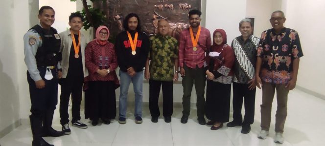 
 Mahasiswa Universitas Pakuan Bogor foto bersama dengan Rektor Unpak usai meraih Prestasi Medali Emas di Ajang Dispora Cup 3 tahun 2022. (Istimewa/Bogordaily.net)