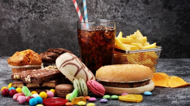 Sering Makan Fast Food, Perhatikan 7 Dampak Negatifnya!