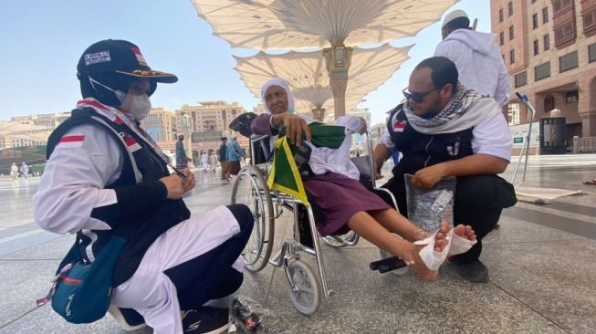 Panas Hingga 46 Derajat Celcius, Kaki Jamaah Haji Melepuh di Nabawi