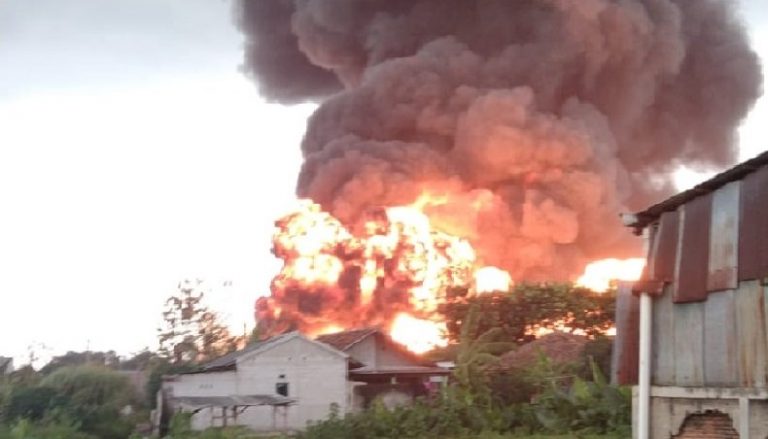 Kebakaran Kembali Melahap Pabrik Tiner, 6 Unit Mobil Damkar Dikerahkan