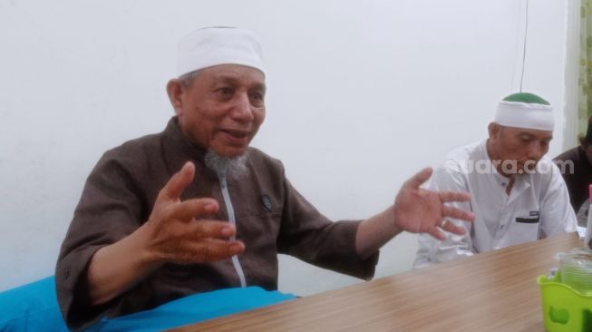 
 Khilafah Khilafatul Muslimin Abdul Qadir Hasan Baraja diwawancarai di Kampung Khilafah, Desa Karang Sari, Kecamatan Jatiagung, Lampung Selatan, Kamis (2/6/2022) malam. net][Suaralampung.id/Ahmad Amri/bogordaily]