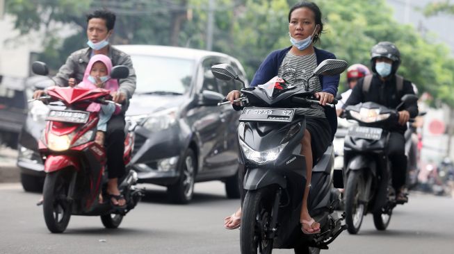 Dilarang Naik Motor Pakai Sandal Jepit, Netizen : Jempol Saya Cantengan Pak