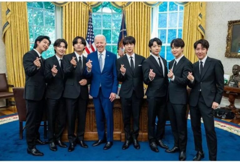 Moment Presiden Joe Biden Kasih Love Sign Bareng BTS