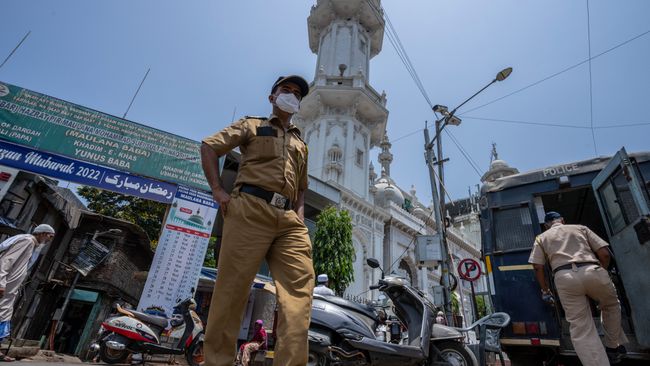 
 Polisi India saat berpatroli. (AP Photo/Rafiq Maqbool/CNN Indonesia/Bogordaily.net)