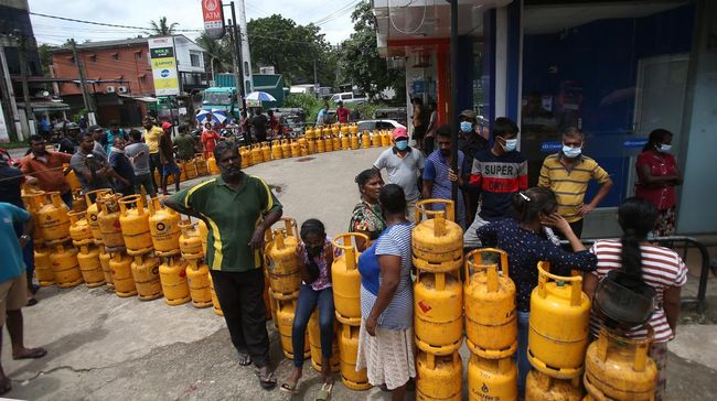 
 Warga mengantre BBM di tengah kondisi Sri Lanka yang dilanda krisis ekonomi. (NurPhoto via Getty Images/NurPhoto/CNN Indonesia/Bogordaily.net)