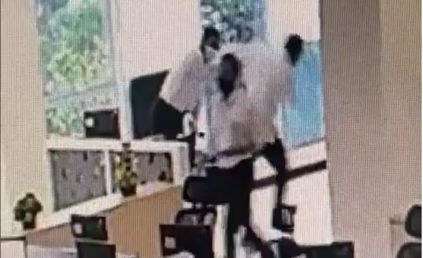 Viral Pegawai Dipukul Atasan hingga Terjatuh Gegara Pekerjaan Belum Selesai