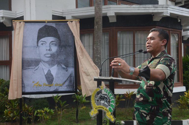 Kenang Jasa Pahlawan, Danrem Baladhika Jaya Resmikan Patung Jenderal Soedirman