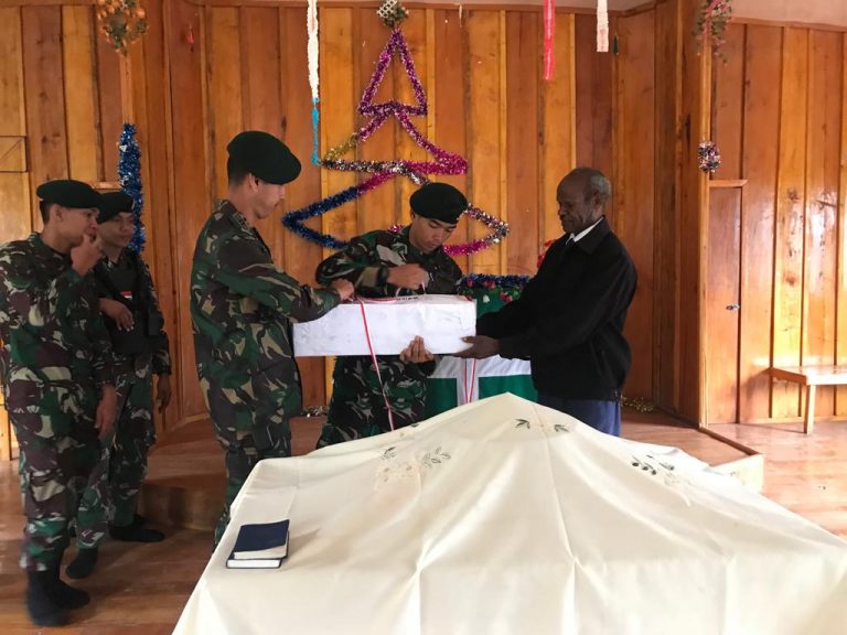 Satgas Yonmek 203/AK Persembahkan Patung Yesus untuk Tanah Papua