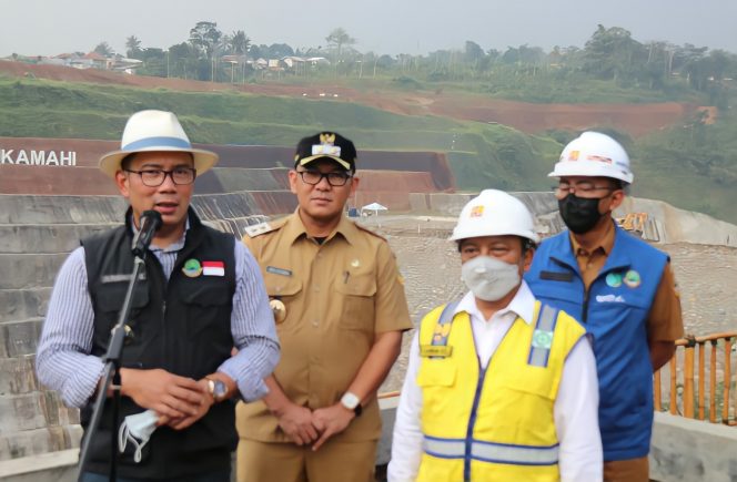 
 Plt. Bupati Bogor, Iwan Setiawan mendampingi Gubernur Jawa Barat, Ridwan Kamil mengunjungi dua proyek nasional Bendungan Ciawi dan Sukamahi, Senin, 25 Juli 2022. (Dikominfo Kab Bogor/Bogordaily.net)