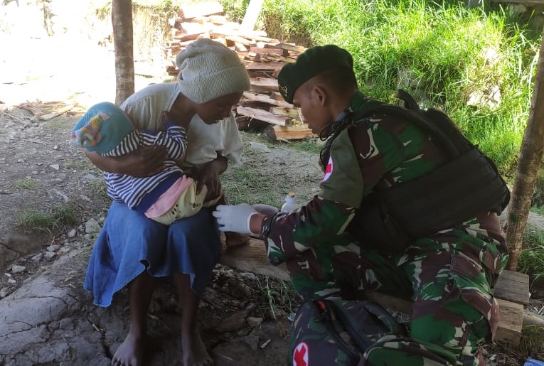 Satgas Yonmek 203/AK Beri Pelayanan Kesehatan dan Pengobatan Gratis untuk Warga Perbatasan Papua