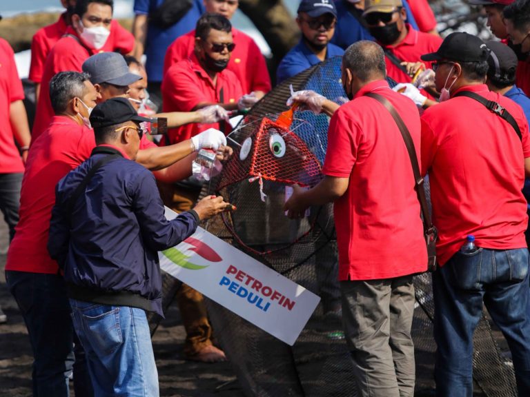 Elnusa Petrofin Gelar Pelepasan Ratusan Tukik dan Donasikan Giant Trash Can di Yogyakarta
