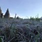 Penampakan embun es di Kompleks Candi Arjuna Dieng yang muncul pada akhir Juni 2022. (Citra Ningsih/Suara.com/Bogordaily.net)

