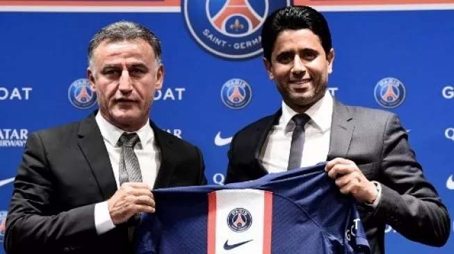 
 Presiden PSG Nasser Al-Khelaifi (kanan) memperkenalkan Christophe Galtier sebagai pelatih baru dalam sebuah acara yang digelar di Parc des Princes, Paris, Prancis, Selasa, 5 Juli 2022. (AFP/Suara.com/Bogordaily.net)
