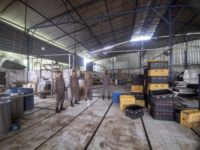 
 Anggota Polisi Pamong Praja Pol PP Kecamatan Parung kembali melakukan sidak ke Dua Pabrik Tahu berformalin di Desa Waru dan Waru Jaya Parung