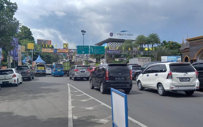 
 Arus Lalu-lintas di Simpang Gadog, Menuju Kawasan Puncak Selalu Mengalami Kemacetan Pada, Sabtu 2 Juli 2022