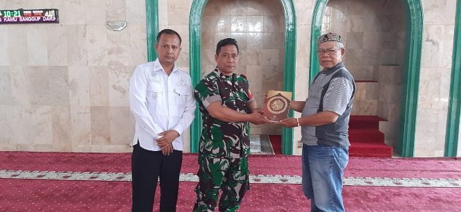 
 Babinsa Kelurahan Ciwaringin Serda Dedi Jumaedi menyerahkan bantuan Al-Qur'an ke masjid.(Istimewa/Bogordaily.net)