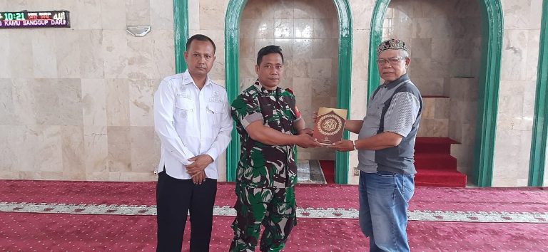 Jalin Silaturahmi, Babinsa Kelurahan Ciwaringin Beri Bantuan Al-Qur’an ke Masjid