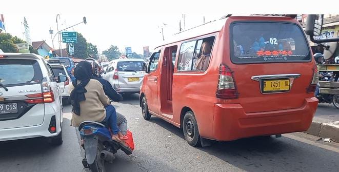 
 Kondisi Arus Lalu-Lintas di Persimpangan Jalan Raya Bomang Macet Panjang. Foto Irfan/bogordailynet