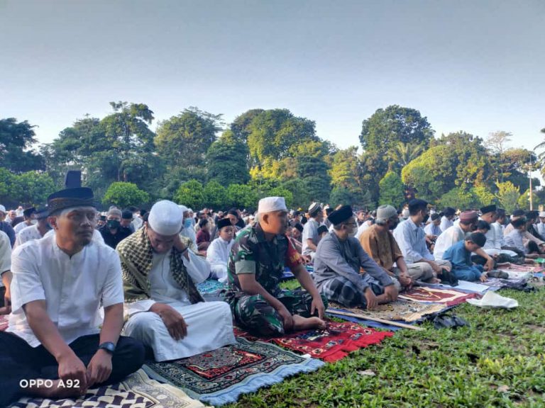 Babinsa Tanah Sareal Amankan Salat Idul Adha di Taman Heulang