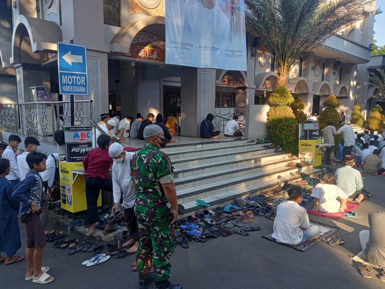 Demi Kenyamanan Salat Idul Adha, Sertu Asmadi Siaga di Masjid Raya Bogor