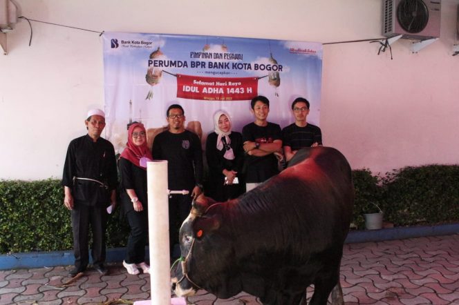
 Bank Kota Bogor Rayakan Idul Adha, sembelih 1 sapi dan 4 kambing.(Istimewa/Bogordaily.net)