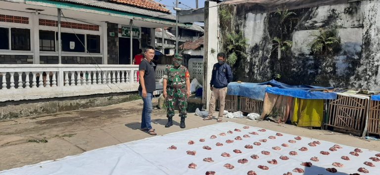 Babinsa Ciwaringin Pantau Pelaksanaan Kurban di Wilayah