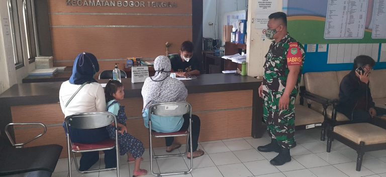 Babinsa Ciwaringin Pantau Pelayanan Administrasi di Kelurahan