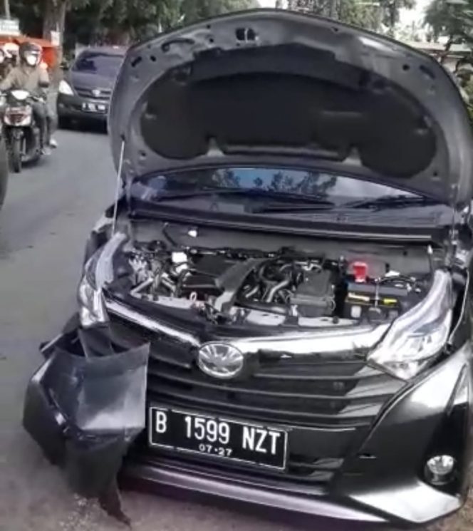 
 4 Mobil dan 2 Motor Terlibat Kecelakaan Beruntun di Kawasan Puncak. (Istimewa/Bogordaily.net)