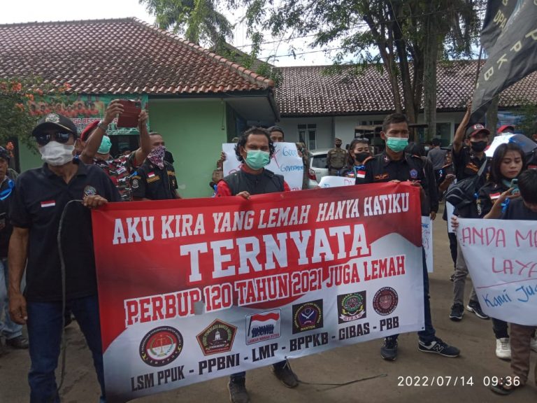 Warga Parungpanjang Bogor Demo, Tuntut Pemkab Tegas  Atur Jam Operasional Truk Tambang