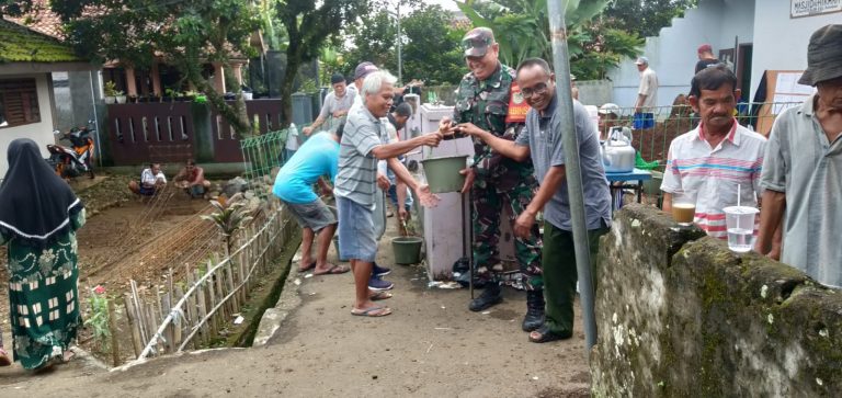 Babinsa Peltu Asep Saripudin Ikut Kerja Bakti Bersama Warga