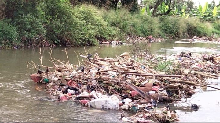 Duh! Sampah Penuhi Sungai Kincir Bojonggede