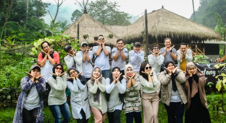 Puluhan Tahun Tak Jumpa, Alumni SMP YP 17 Bogor Silaturahmi di Puncak