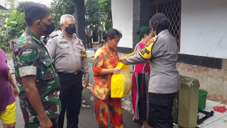 Polsek Kemang Bagikan Paket Sembako untuk Korban Banjir